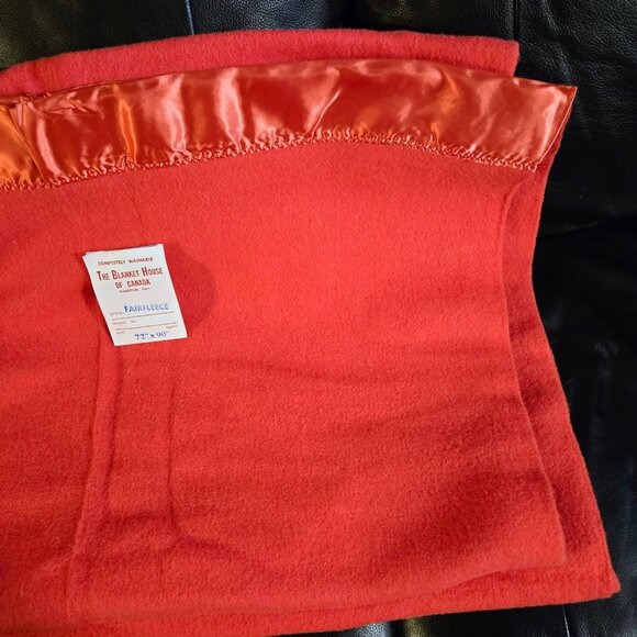 Vintage The Blanket House Satin Edge Fleece Blanket Red Retro Read - Picture 5 of 5